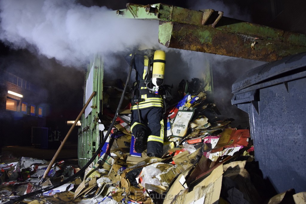 Feuer Papp Presscontainer Koeln Hoehenberg Bochumerstr P319.JPG - Miklos Laubert